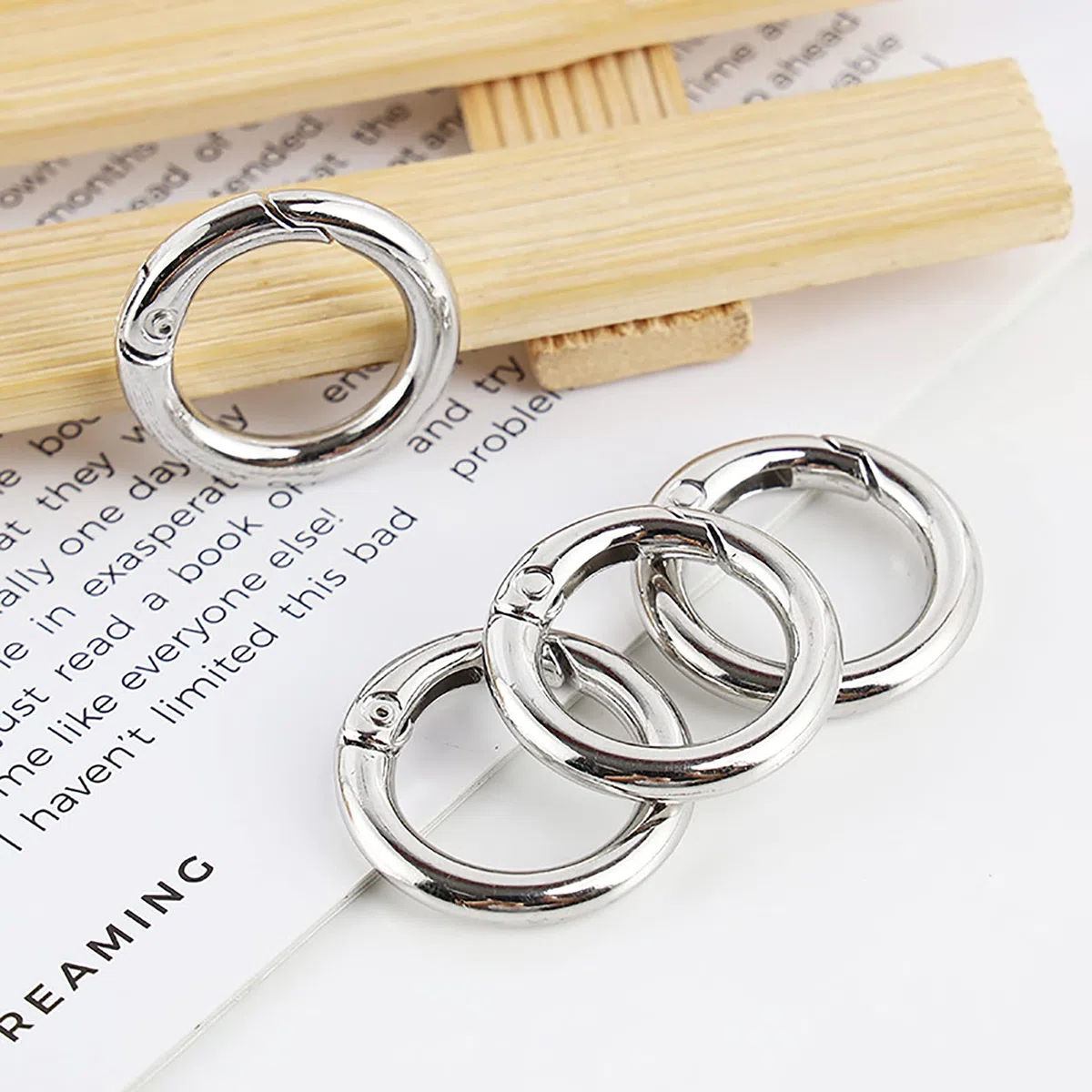 10PCS 25mm Clip Scatto Molla Rotonda, Anello Moschettone per Borsetta, Anelli aperti, Fibbia a Molla per Portachiavi Borse Borsetta Gioielli Artigianato Fai da Te,Argento